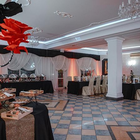 Hotel Dwor Czarneckiego à Porosły Extérieur photo