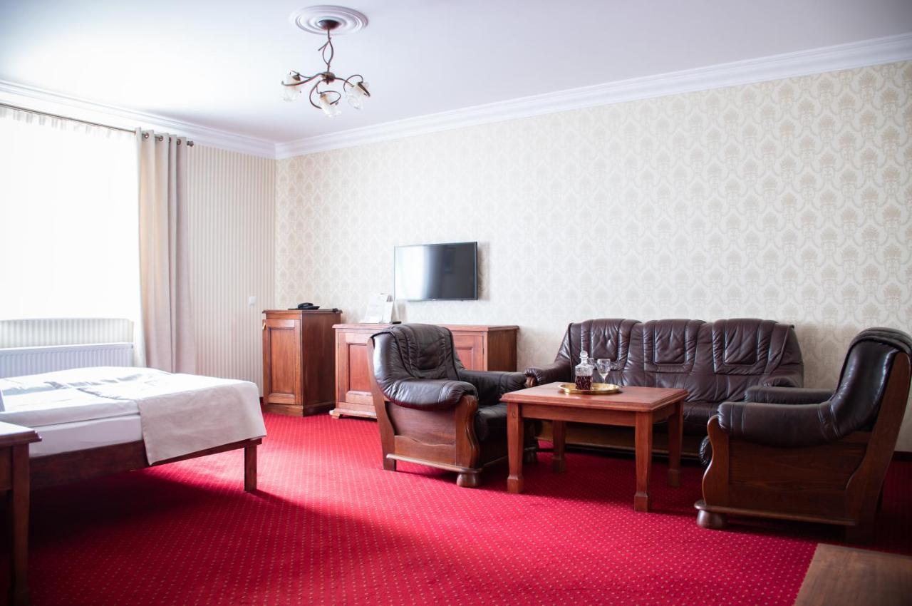 Hotel Dwor Czarneckiego à Porosły Extérieur photo