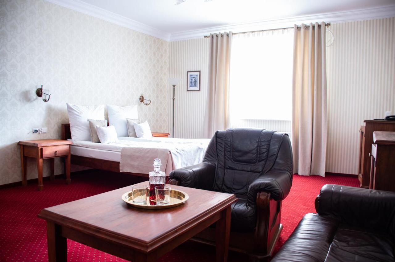 Hotel Dwor Czarneckiego à Porosły Extérieur photo