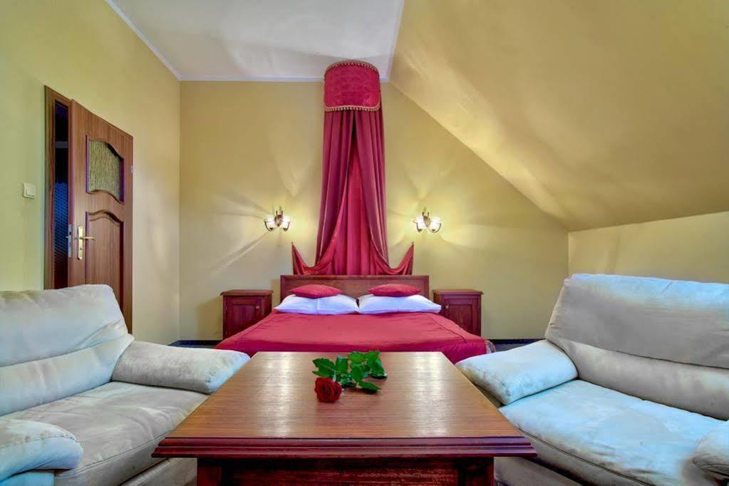 Hotel Dwor Czarneckiego à Porosły Extérieur photo