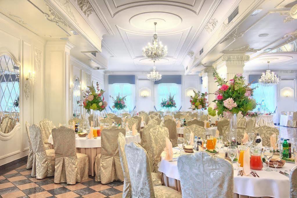 Hotel Dwor Czarneckiego à Porosły Extérieur photo