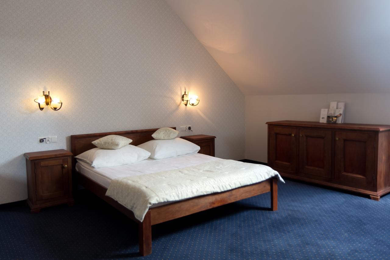 Hotel Dwor Czarneckiego à Porosły Extérieur photo