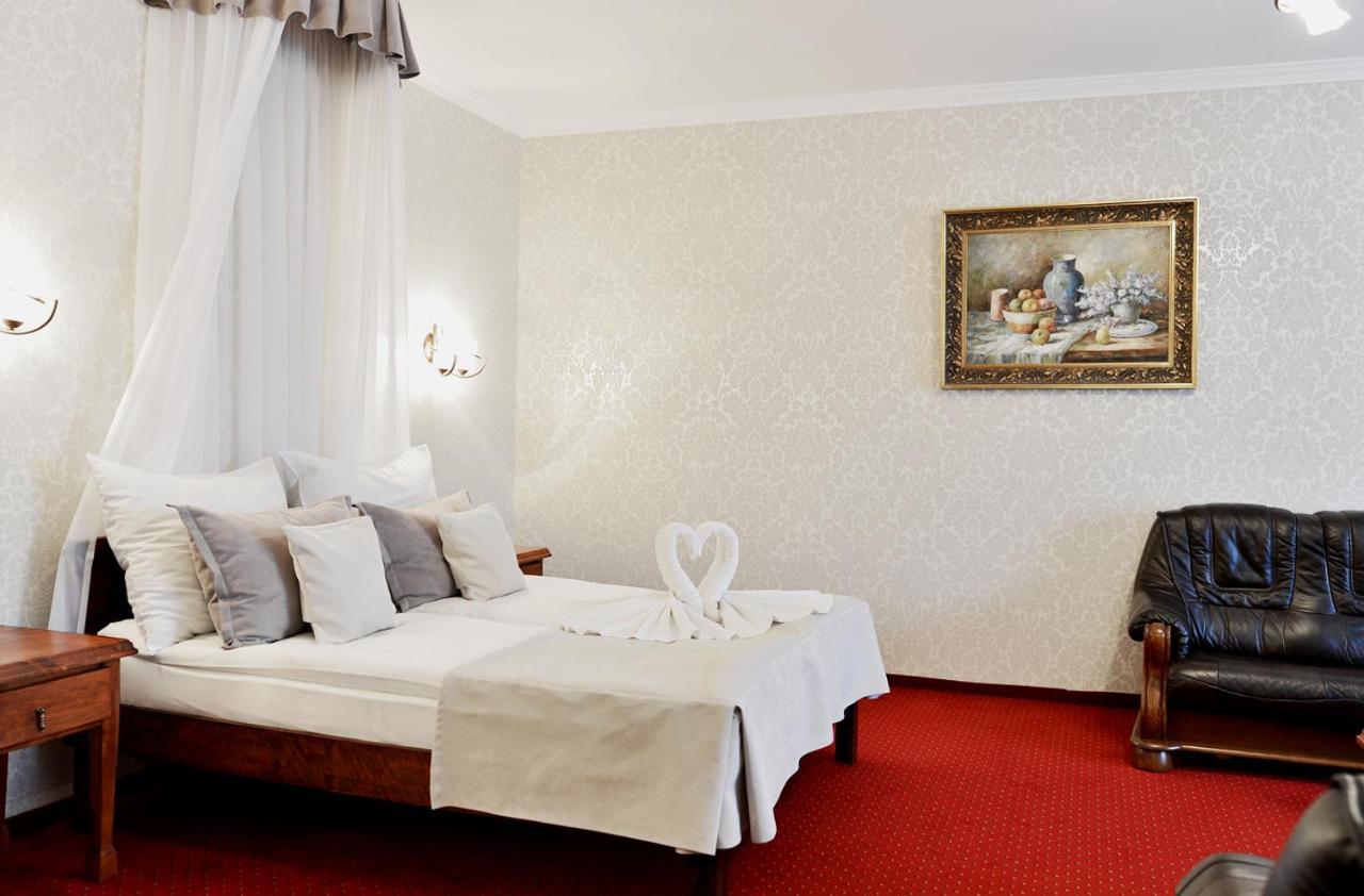 Hotel Dwor Czarneckiego à Porosły Extérieur photo