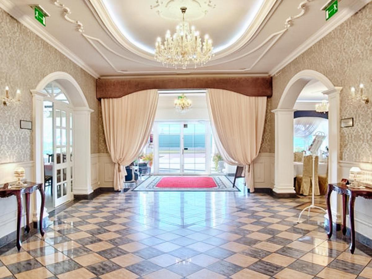 Hotel Dwor Czarneckiego à Porosły Extérieur photo