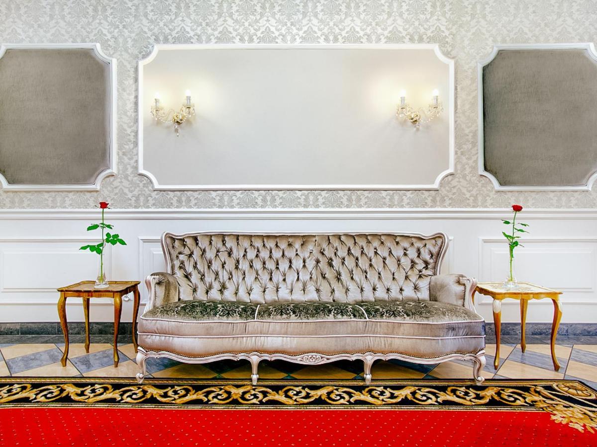 Hotel Dwor Czarneckiego à Porosły Extérieur photo