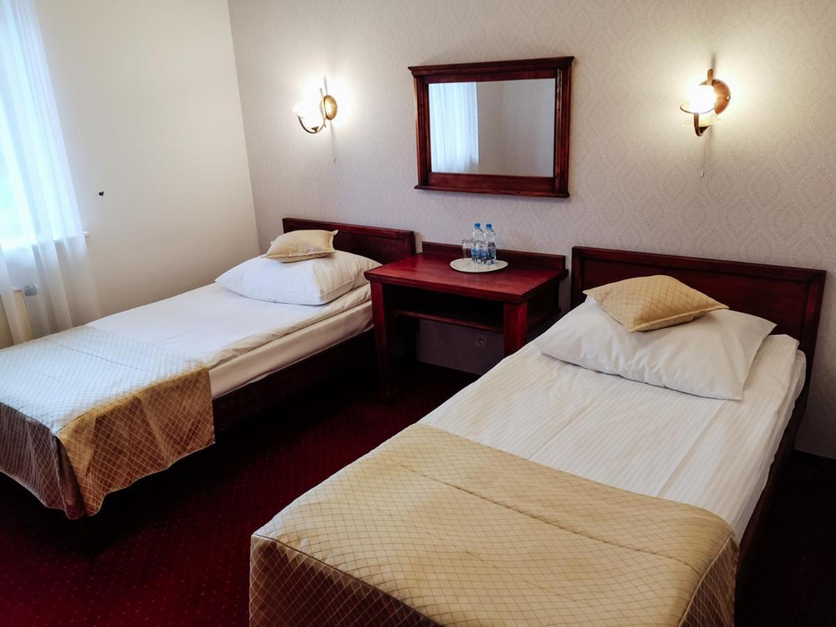 Hotel Dwor Czarneckiego à Porosły Extérieur photo